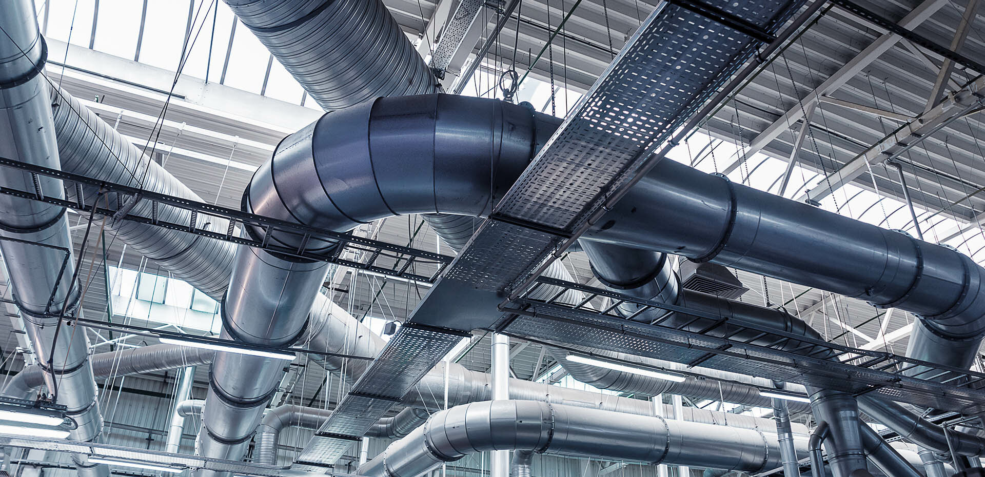 Roehren an der Decke in der Gebaeudetechnik